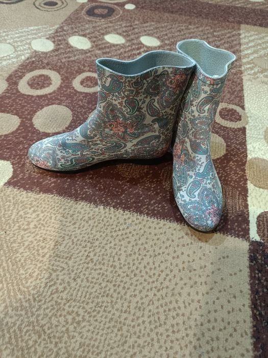 Резиновые полусапожки.