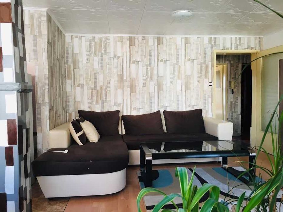 Дава се под наем Тристаен апартамент в Бургас, Център - 77 кв.м за 229.5 € - Снимка #1