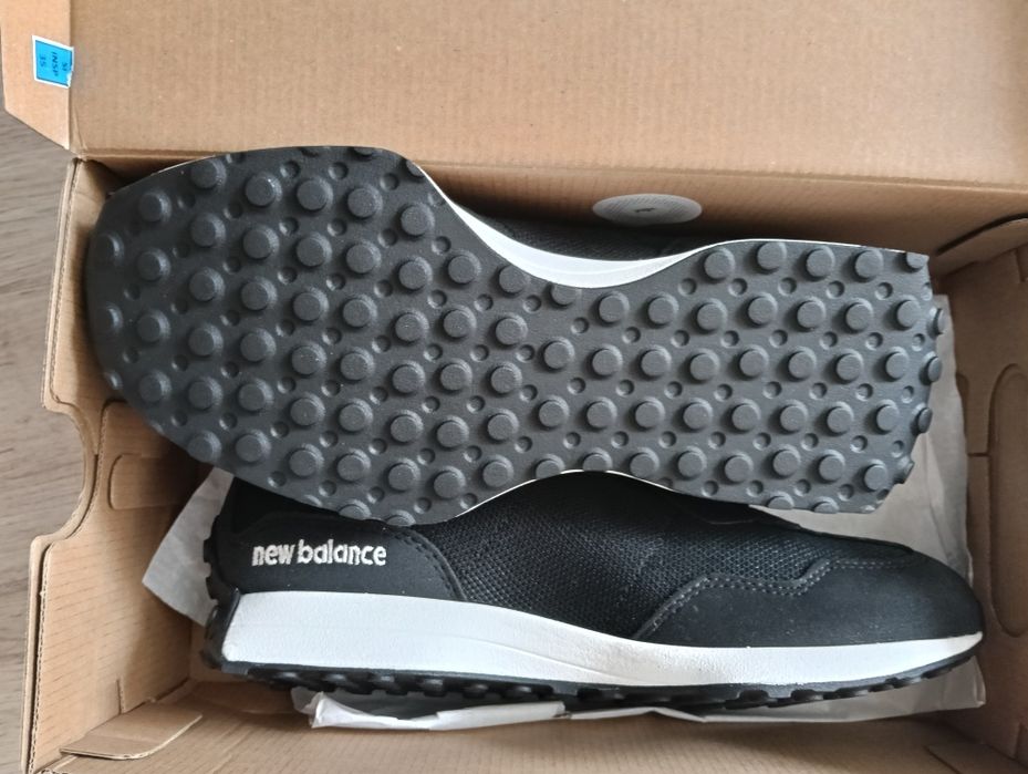 New Balance 327.