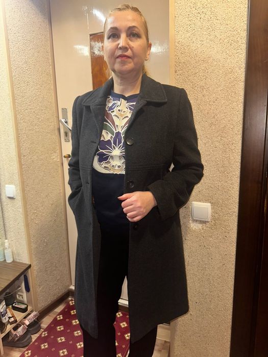 Пальто, производство Испания,на стройную девушку.36 размер