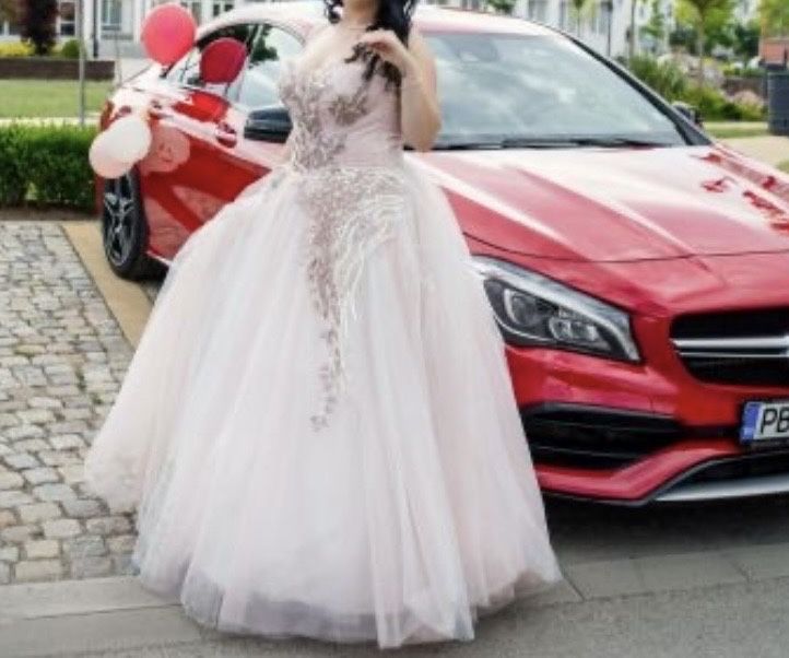 Бална рокля- цвят пудра с корсет