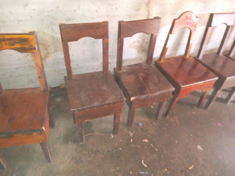 Продам стулья дубовые ретро   крепкие