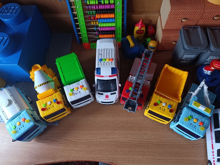 Set 7 mașini / camioane cu sunete și lumini