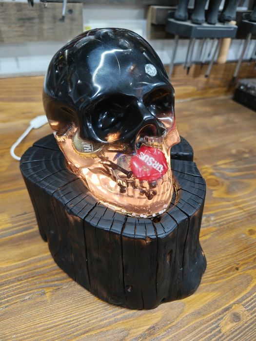 Lampa din rășină pe lemn de nuc, suport casti