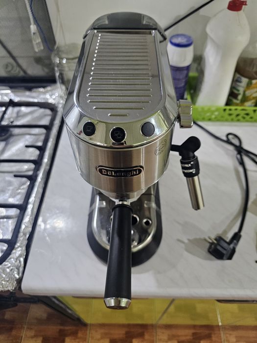 Рожковая кофеварка Delonghi EC685.M Dedica, 15 бар, капучинатор, 1.1л
