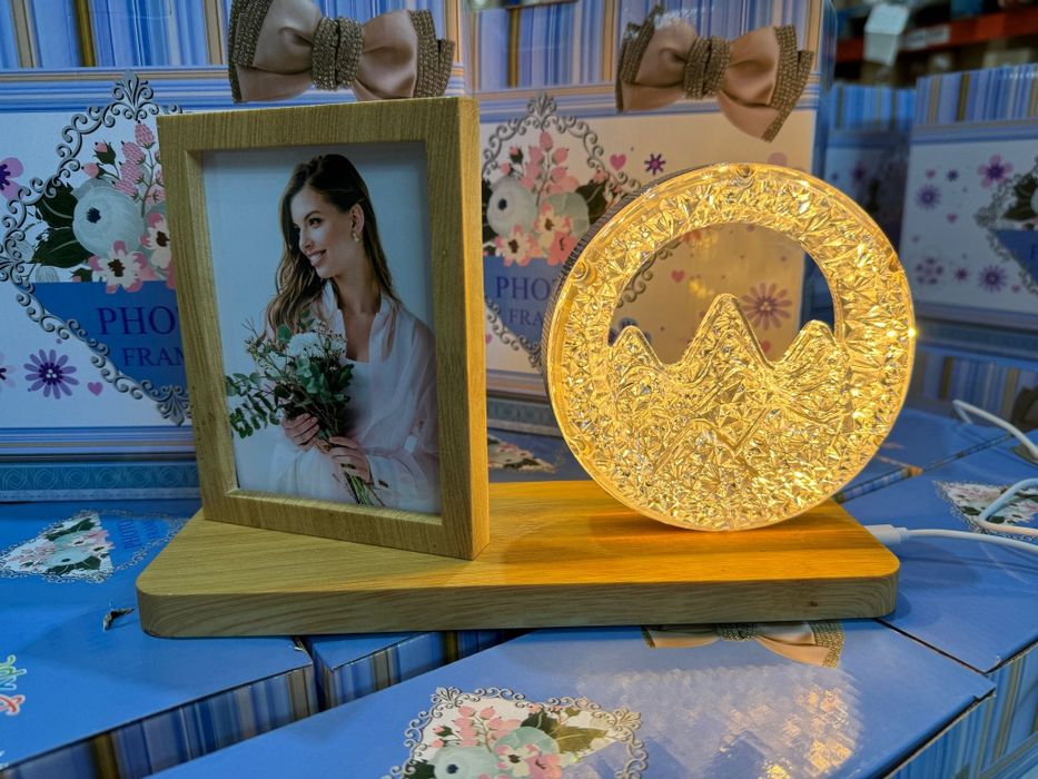 Lampa cu rama foto pe suport lemn cu USB