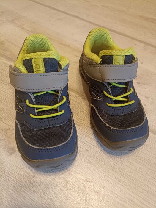 Детски маратонки с велкро за момче, 25 номер
тъмно сини с зелено.