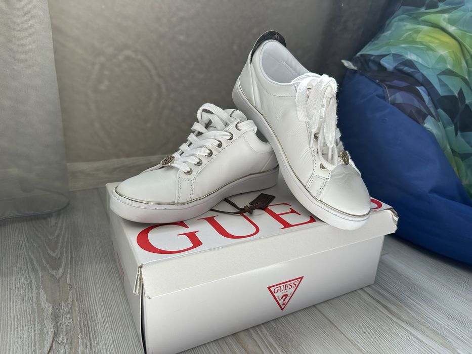 Бели кецове Guess