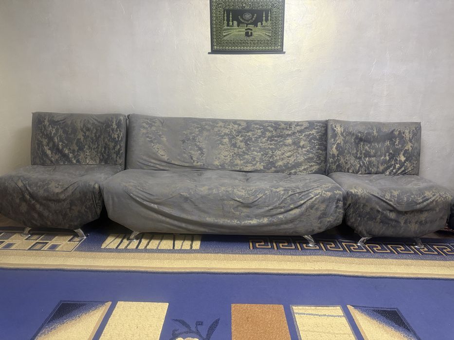 Диван 2 метровый и рядом две маленькие