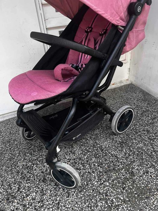 Продавам лятна бебешка количка Cybex розова на цвят