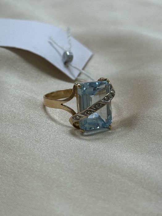 Золотое кольцо с фианитами