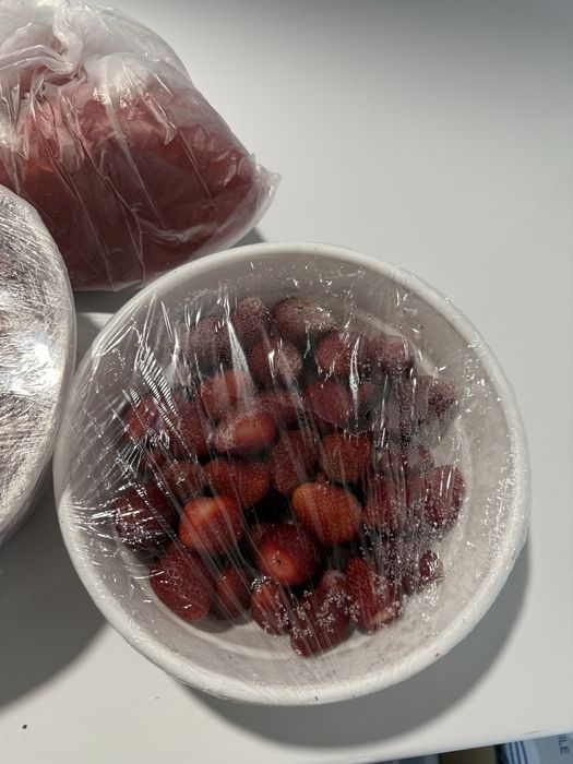 Замороженная очишенная клубника. Пюре клубники