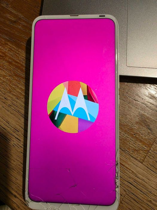 Motorola One Fusion+ – перфектно работещ, счупен дисплей, с кутия