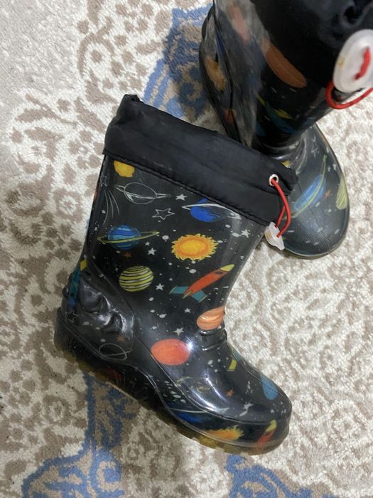 Продам сапожки 23 размер есть и доя мальчика смотрите фото