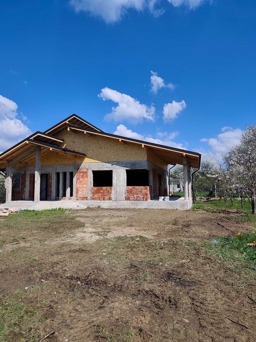 Casa de vanzare la rosu
