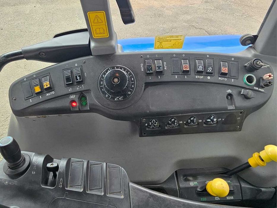 Колесный трактор New Holland T7550