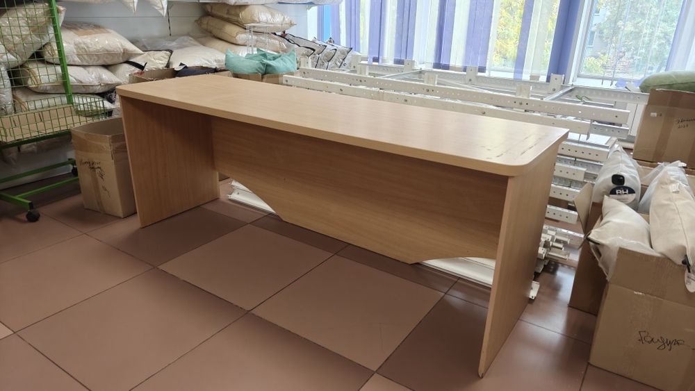 стол с боковыми опорами