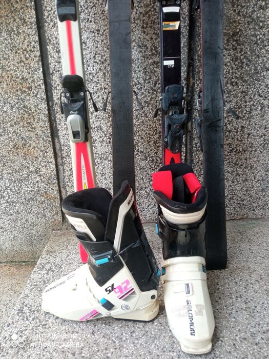 Два броя ски и обувки