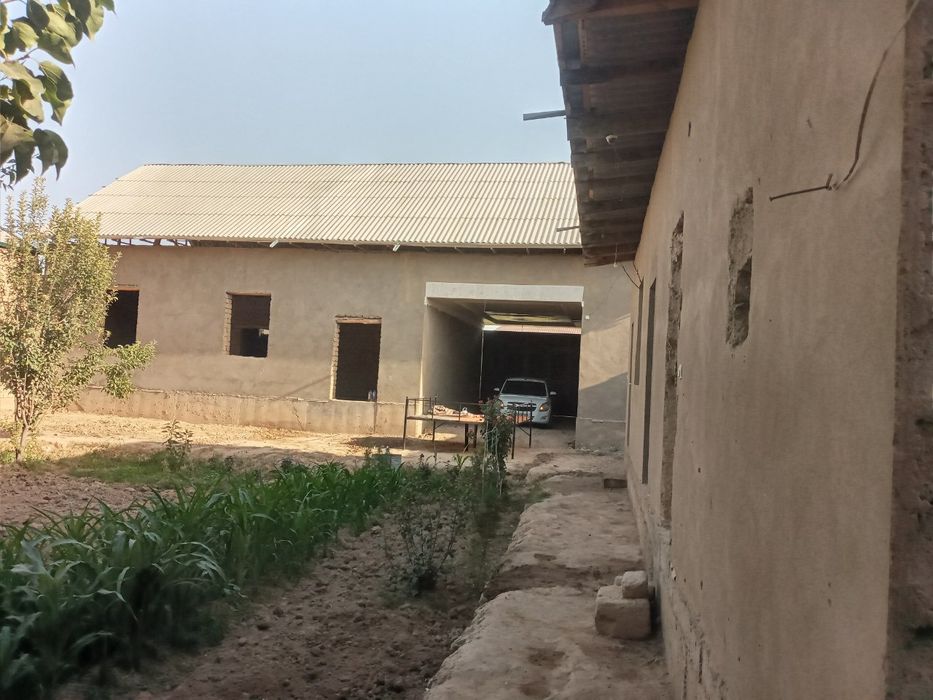 Участка йери 7 сутик 5 хона  ичимлик суви и электр токи утказилган