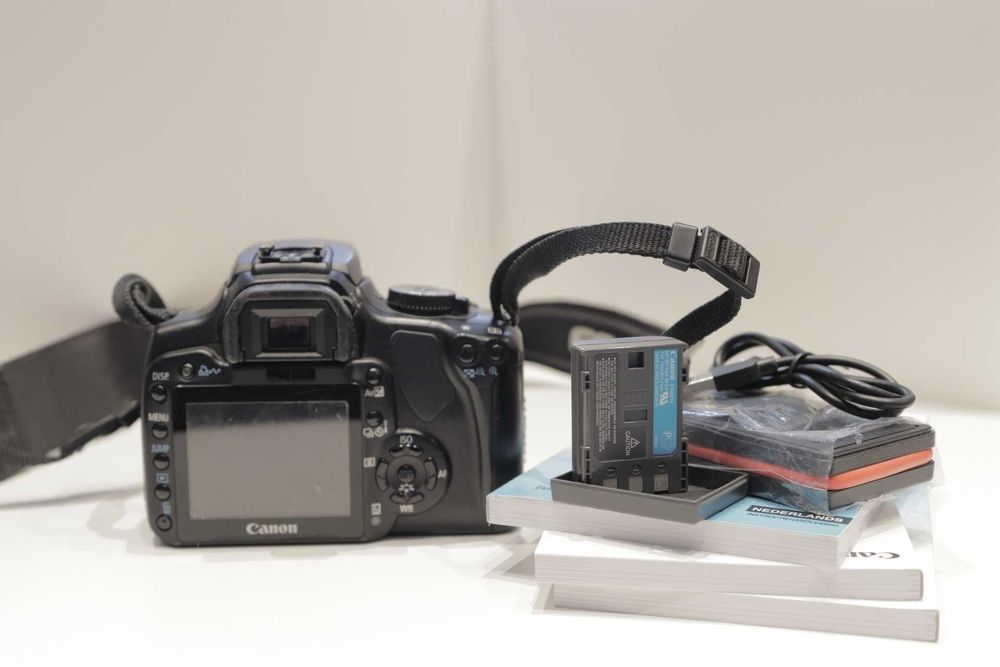 Canon DSLR 400D + дистанционнен спусък + четец на карти + малка чанта