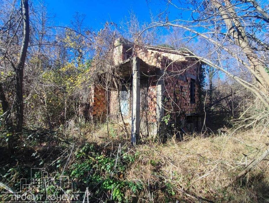 Парцел с къща в с. Въглевци