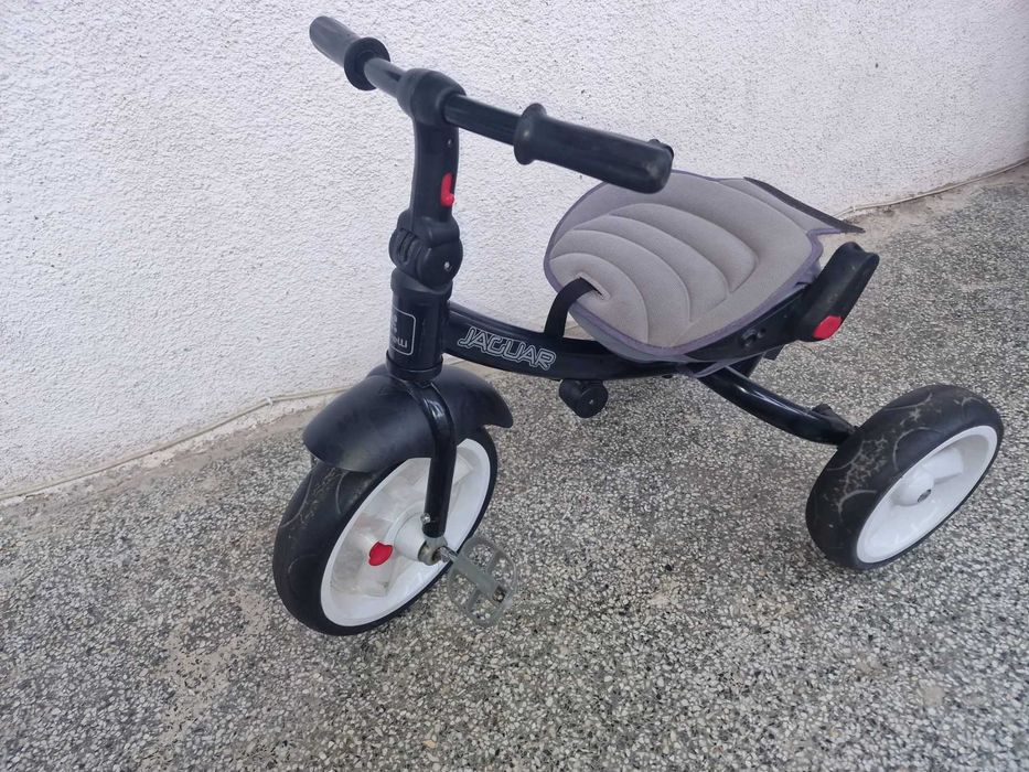 Продавам триколка Lorelli Jaguar