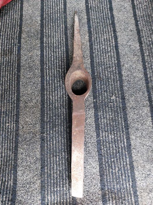 Кирка металлическая