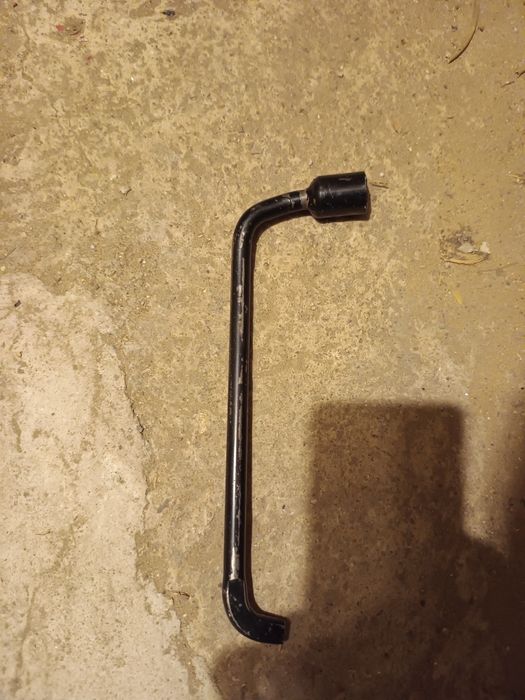 Аптечка със триъгълник   теглич крик и ключ за гуми