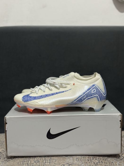 Продаются разных видов бутсы.