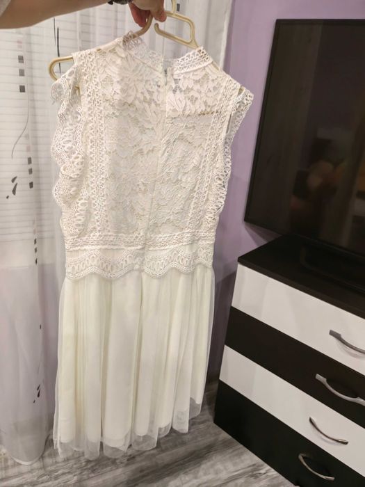 Бяла лятна рокля.