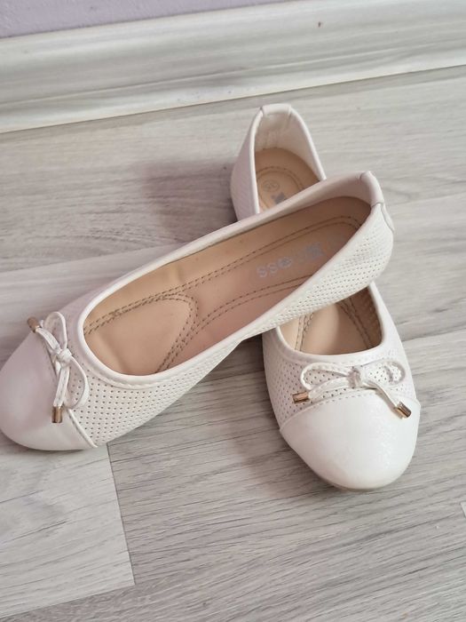 Детски бели обувки