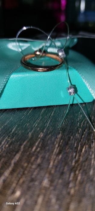 Кольцо с фианитом с биркой.