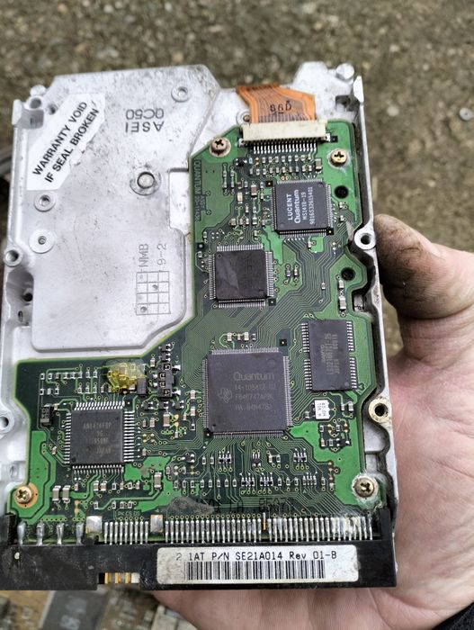 Стара дънна платка за компютър с хард диск