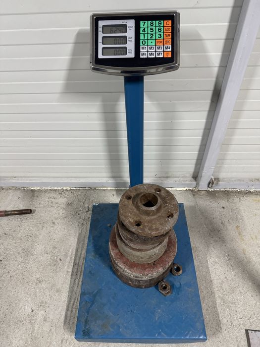 Vând doua haltere si un suport