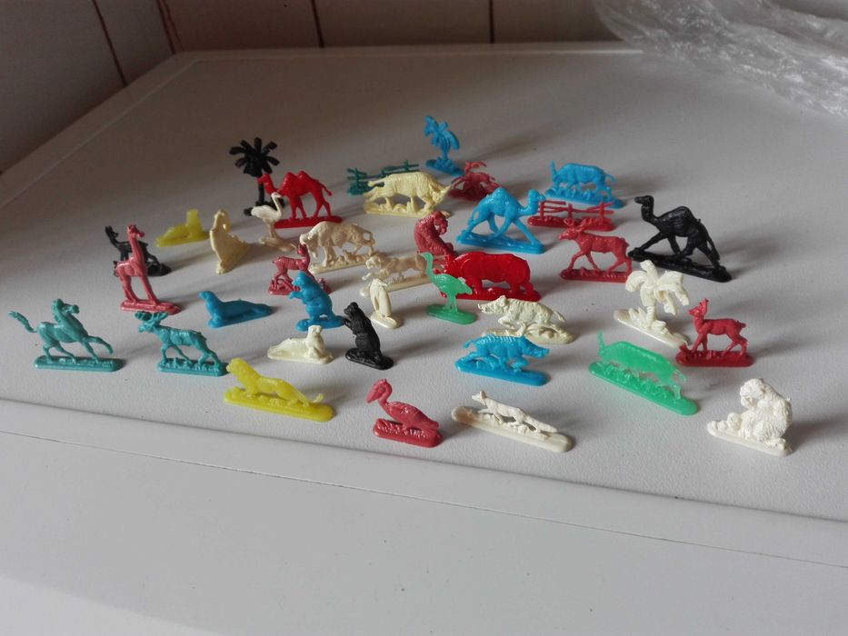 Пластмасови играчки - животни и моторчета.