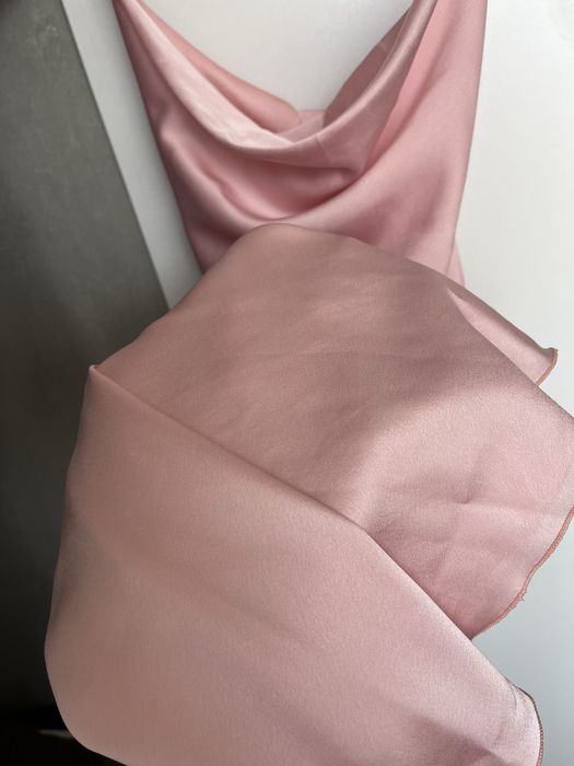 Розова сатенена рокля