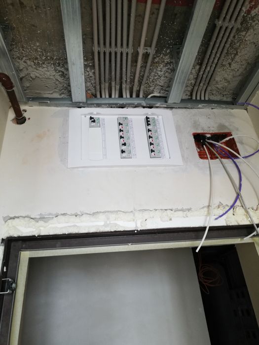 Execut lucrari de instalatii electrice