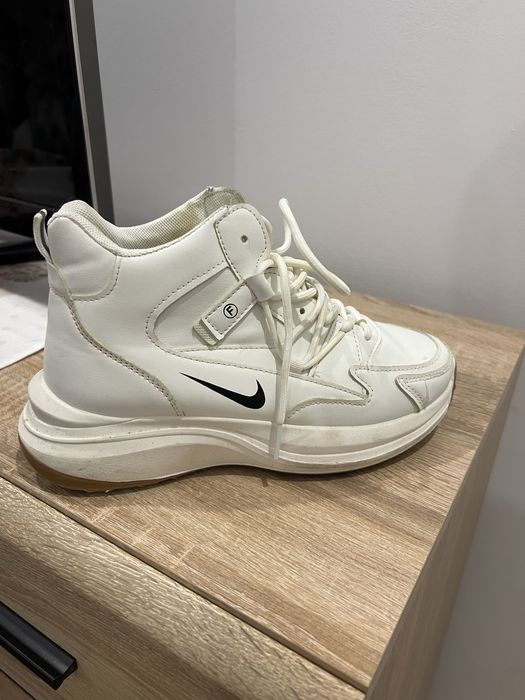 Продавам бели маратонки Nike.Обувани са,но са в добро състояние