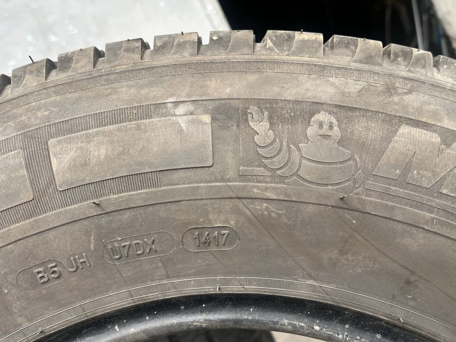 4 бр. гуми за бус 225/75/16CP Michelin 2x7,5 mm 2x5 mm DOT 1417