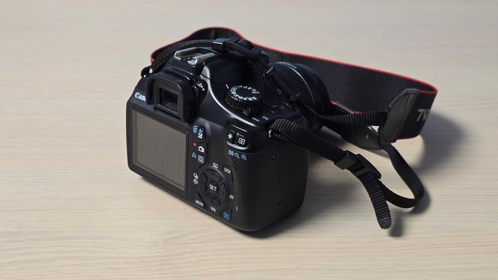 Canon 1100 D , cu umbre pe display
