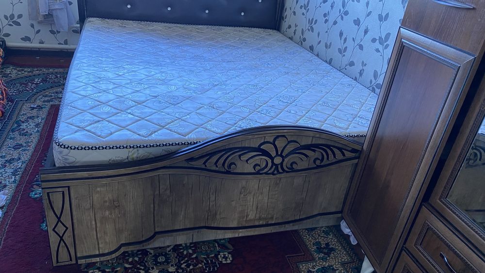 Спалный и шкаф  пайдаланылган. Келысемыз. Спалныйдын астында киым коят