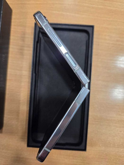 Galaxy Z Flip5  и  Galaxy Watch 4  - комплект ,  неразличими от нови