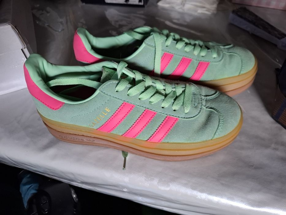 Adidași de vânzare