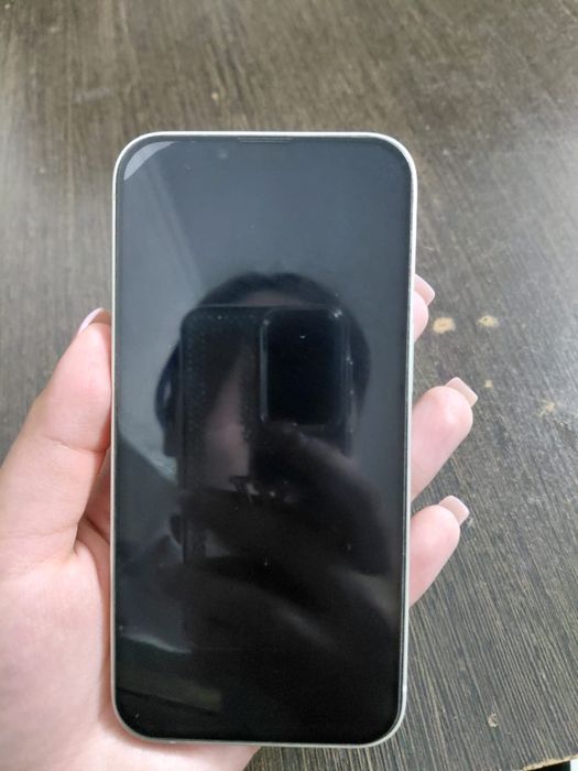 Продам телефон айфон 13 в белом цвете