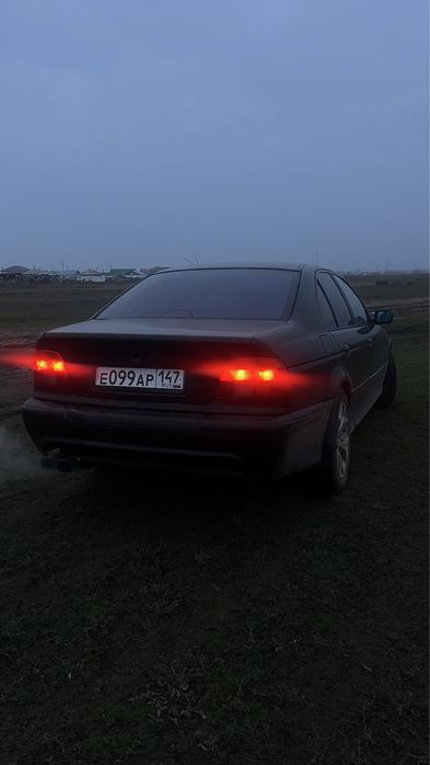BMW e39 черного цвета