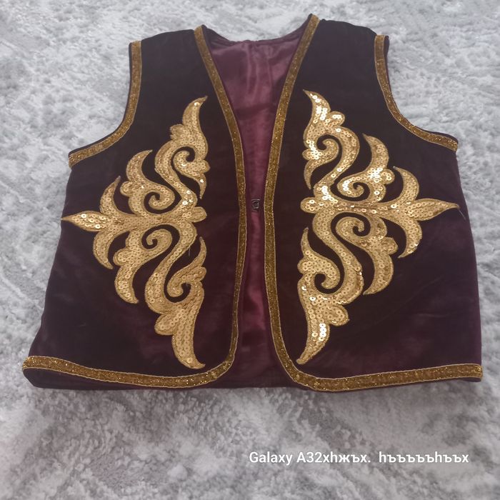 ұлттық жакеттер тақиясымен