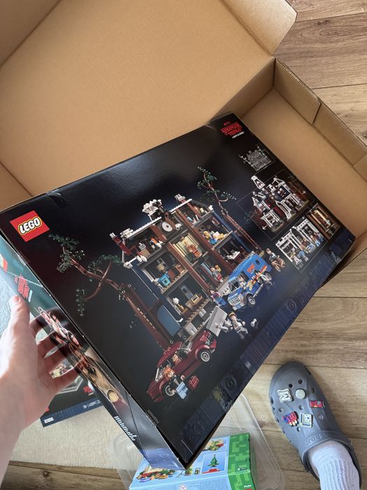 Lego Stranger Things Creel House si cadou The Squawk Radio Station Exclusiv Limitat
