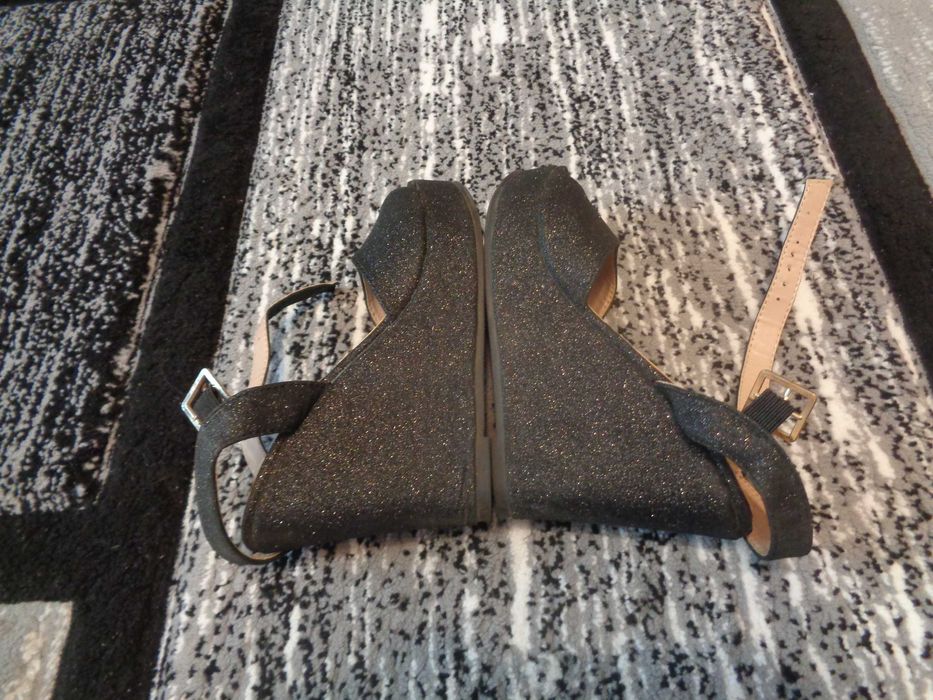 Vand sandale cu platforma 2.