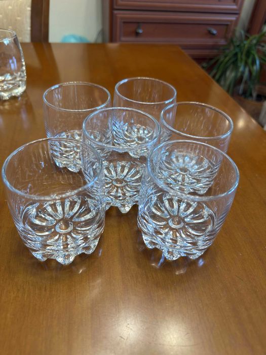 Различни видове стъклени чаши и чинии