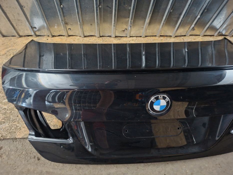 Portbagaj BMW F10 Nonfacelift culoare 475 Black Sapphire Metallic cu eleron